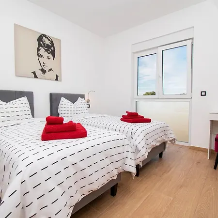 Elite 1 & 2 With Two Pools פולה