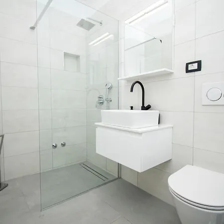 Elite 1 & 2 With Two Pools פולה