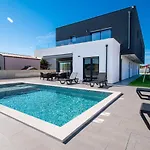 Villa Elite 1 & 2 With Two Heated Pools - By Istrabook Вілла Пула