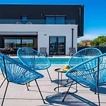 Вілла Villa Elite 1 & 2 With Two Heated Pools - By Istrabook *