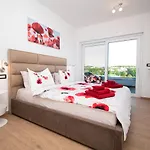Villa Elite 1 & 2 With Two Heated Pools - By Istrabook Вілла Пула
