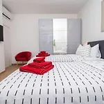 Вілла Villa Elite 1 & 2 With Two Heated Pools - By Istrabook Пула