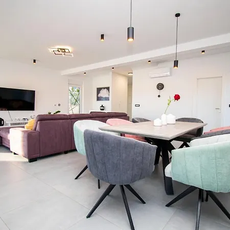 Elite 1 & 2 With Two Pools Villa Pula