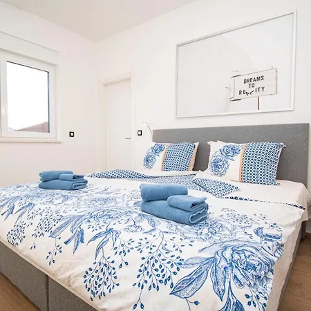 Elite 1 & 2 With Two Pools * 普拉